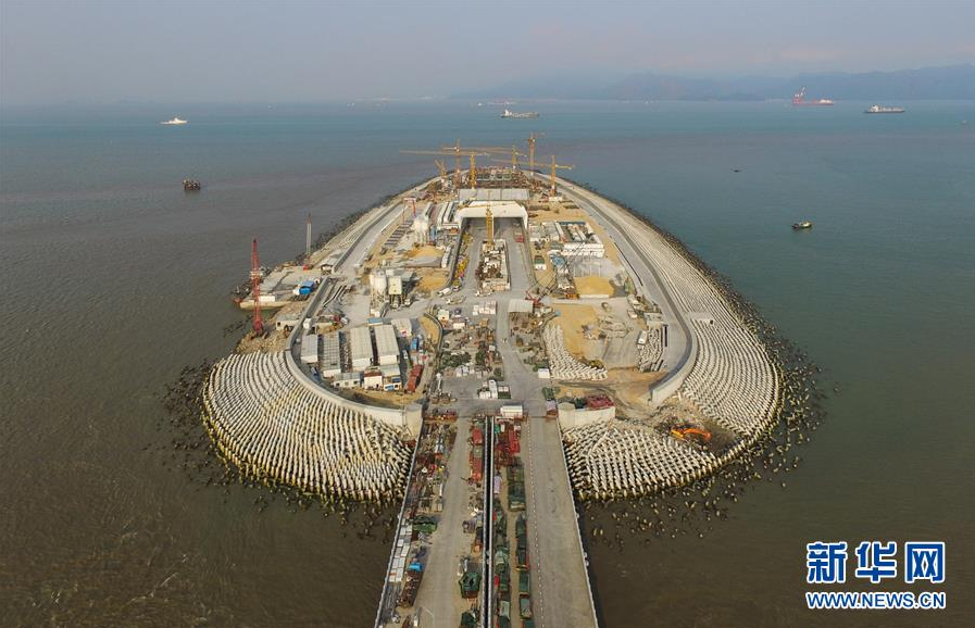 这是鸟瞰港珠澳大桥建设中的西人工岛(4月28日摄.