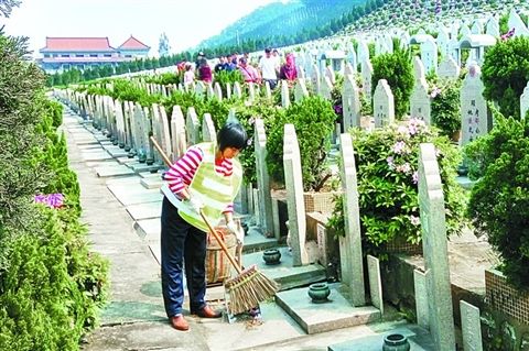 昨日,前来顺德飞鹅墓园祭拜的市民不算太多./佛山日报记者覃征鹏摄