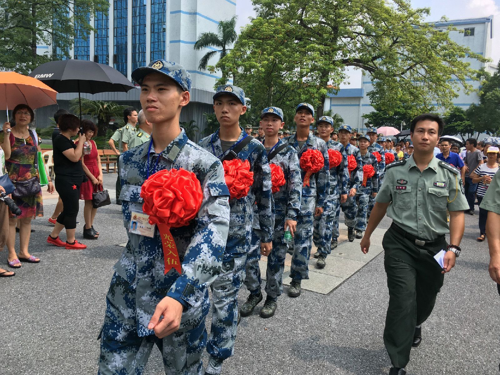 新兵排队准备上车前往部队来自苏岗社区的新兵徐正贤表示,能够进入