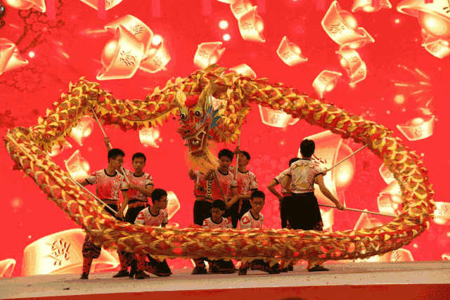 没关系,一大波新鲜热辣的精彩动图美照双手奉上,快和小编一同感受现场