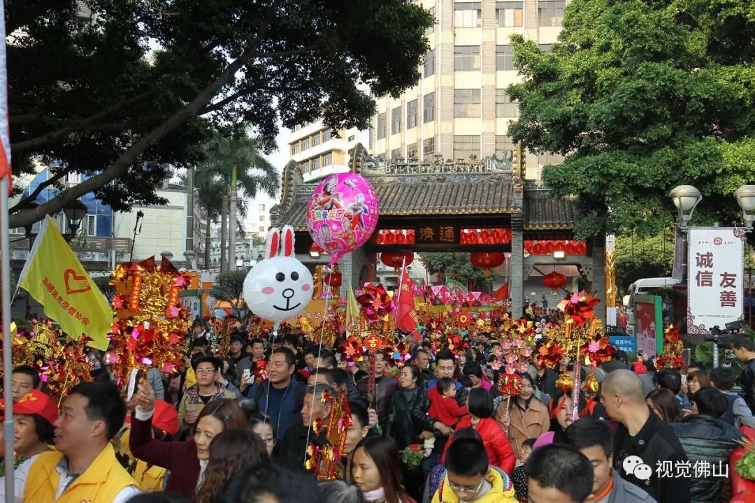 2017年2月11日,巡游队伍通过通济牌坊.佛山日报记者张弘弢摄