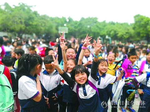 禅城区霍藻棉小学徒步活动中,学生们笑开怀./受访者提供