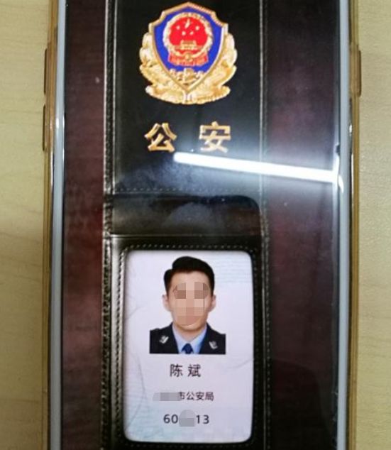 对方将电话直接转接给当地公安局的"陈斌警官";为打消李女士的疑虑,"