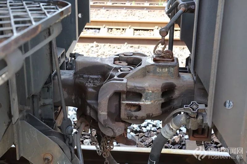 调车员锁紧机车与列车间的提钩拉杆,确保连接紧密.