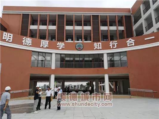 顺德区京师励耘实验学校在京师励耘实验学校校园,随处可见正在紧张