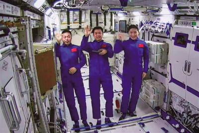 中国航天员首次在轨进入科学实验舱