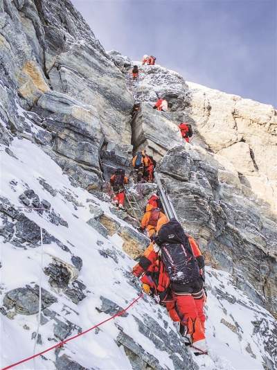 中國科考隊再次登頂珠穆朗瑪峰開展綜合科學考察