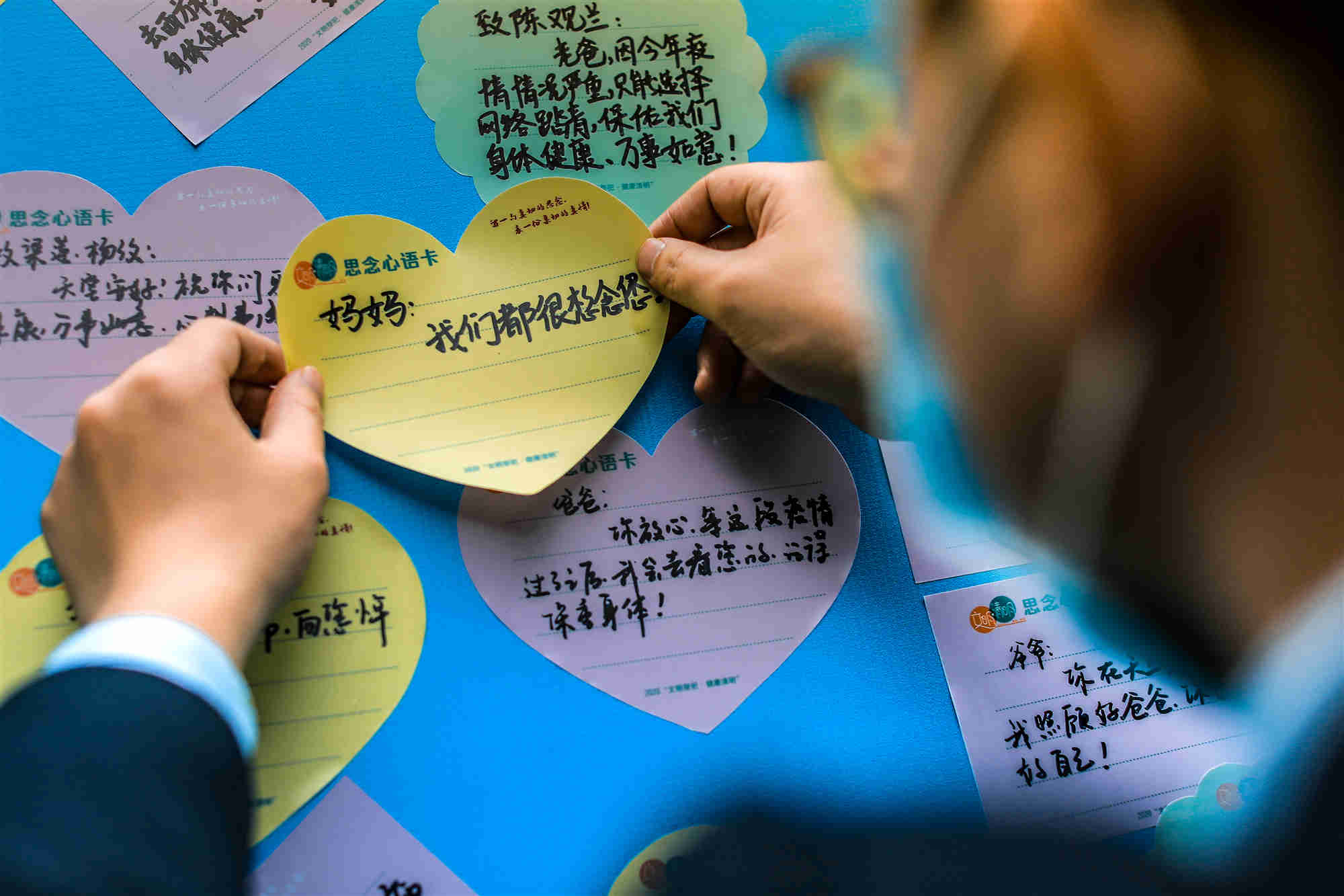 鲜花丝带寄思念别样清明一样情