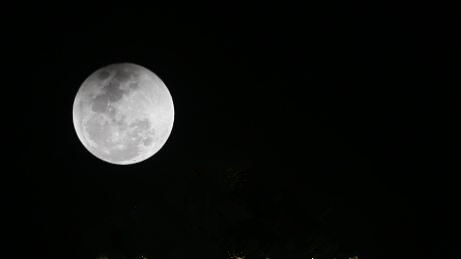 “超级月亮”14日现身夜空