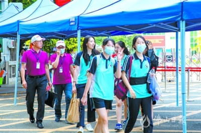 南海1.8萬考生高考 區(qū)長顧耀輝巡查考點，為考生加油打氣