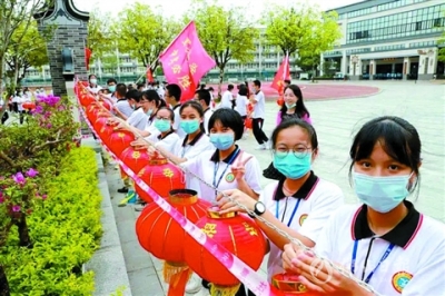 佛山市多所初中為中考考生打氣加油，花式“應援”