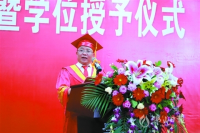 三水高校校長溫情寄語畢業(yè)生：心懷夢想迎挑戰(zhàn) 腳踏實地勇?lián)? title=