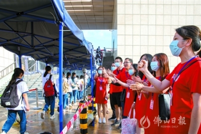 佛山高考首日各考點秩序井然 市領(lǐng)導(dǎo)帶領(lǐng)19個職能部門巡視