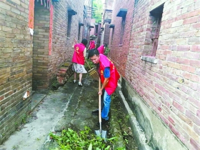 三水云东海街道近300名志愿者进村居 搞卫生助创文