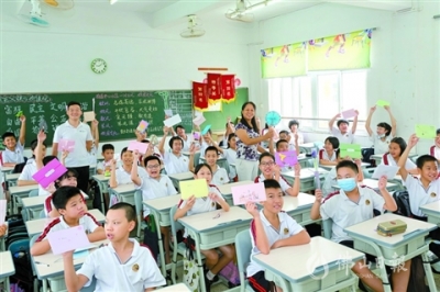 躬身苦心耕耘，情滿三尺講臺(tái)  老師，您辛苦了！