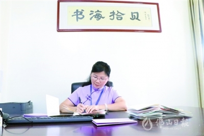 近百封手寫短箋傳真情 西江新城第一小學(xué)校長(zhǎng)馮結(jié)蓮禮物特別