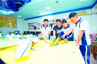 飛翔吧，少年！三水區(qū)健力寶中學(xué)開(kāi)設(shè)航模課