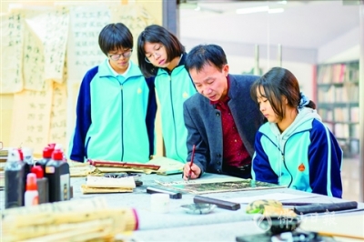 練字煉心 立字立人 三水華僑中學35年堅持開展書法教育