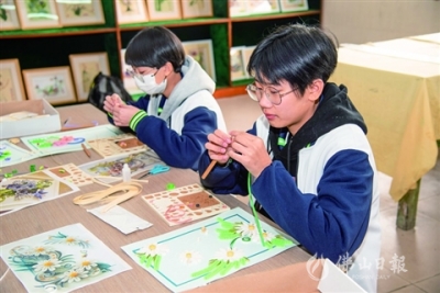 高明區(qū)更合中學(xué)衍紙社團(tuán)：一卷一粘 動(dòng)手動(dòng)腦