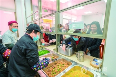 禅城南庄首个社区长者饭堂正式启用  饭菜品种多样