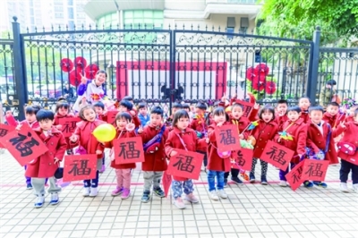 禪城IEC信宇幼兒園：“迎春花街”搬進園所小朋友開心過大年