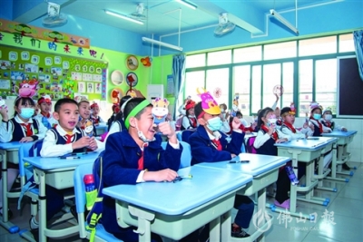 派利市、舞龍獅、拜新年，高明學(xué)?；ㄊ接訉W(xué)生返校