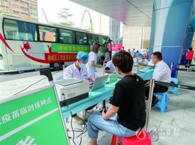 禪城首輛新冠疫苗移動接種車上門服務(wù)  日接種量可達1000劑次