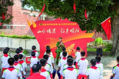 高明學子在明陽村榕樹下學黨史  傳承紅色基因
