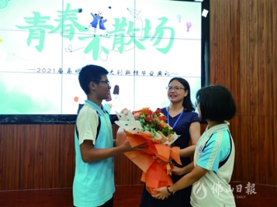身邊的榜樣|高明一中劉潔貞：三尺講壇踐行黨員初心使命