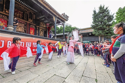 文化進(jìn)萬(wàn)家之粵劇體驗(yàn)堂系列活動(dòng)在祖廟萬(wàn)福臺(tái)啟動(dòng)
