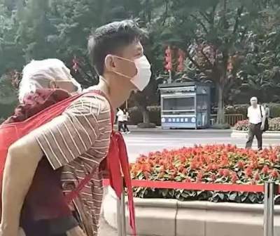 兒子背母游西樵山 暖心孝行感動(dòng)網(wǎng)友