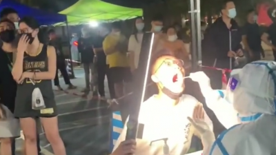 小伙參加核酸采樣時(shí)自帶打光燈視頻登上熱搜