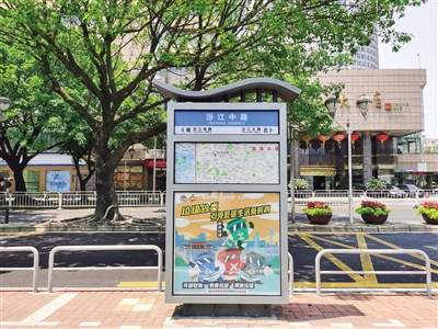 手機(jī)可充電！禪城街頭換上318個新型路名牌設(shè)施