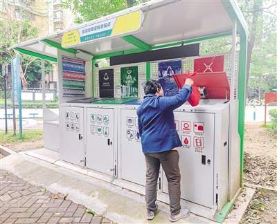 垃圾分類新規(guī)落地首日，禪城街坊當起“做題家”
