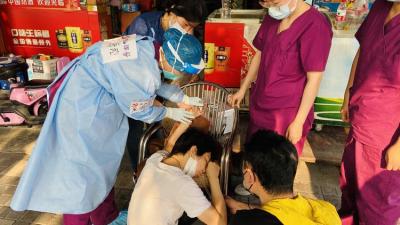 暖心故事 | 市民排隊暈倒 “大白”緊急救護