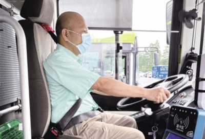 大貨車輪胎起火 公交司機幫撲滅