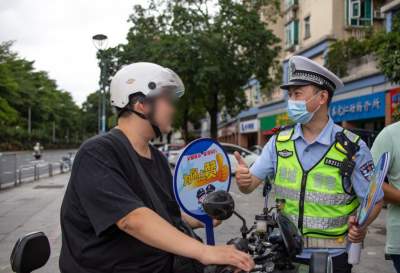 禪城公安開展文明點贊活動，傳遞文明禮讓安全出行理念