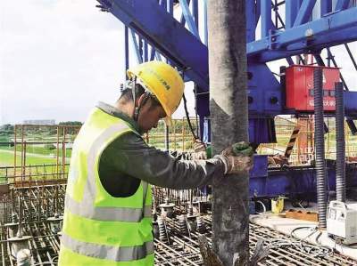 季華路西延線工地塔吊又動起來了