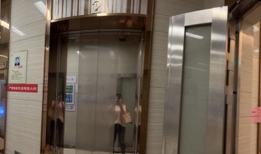 樂(lè)從東平廣場(chǎng)小區(qū)4棟業(yè)主向佛山日?qǐng)?bào)記者送錦旗致謝