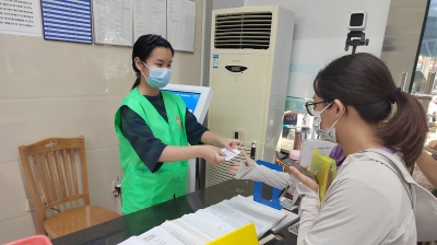 學生志愿者走進大良辦證大廳 “綠馬甲”服務很贊