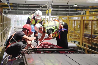 烈日下，他們堅守一線崗位