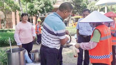 送上清涼飲品 關(guān)愛一線工人