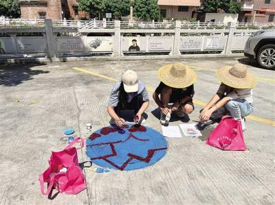 禪城南莊龍津村民手繪古訓(xùn)裝飾沙井蓋