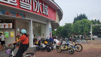 車位就在不遠處 單車亂停把路攔