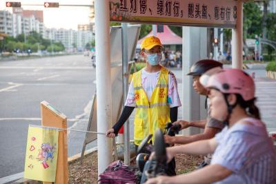 高明組織文明交通勸導(dǎo)志愿者上崗5個文明勸導(dǎo)點