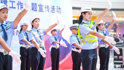 “小交警”上路勸導(dǎo)文明交通