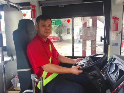 展現(xiàn)黨員、退役軍人風(fēng)采！公交車長悉心照料老人獲贊