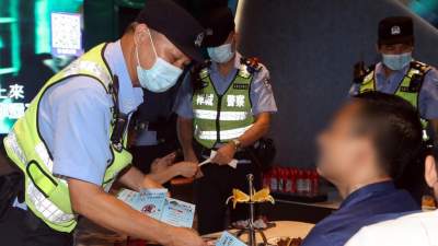 禪城公安強(qiáng)力開展禁毒專項(xiàng)整治集中查夜統(tǒng)一行動(dòng)