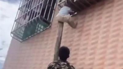 3歲幼童身懸防盜網(wǎng) 市民齊心托舉施救