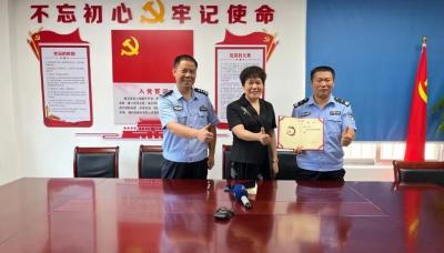 車窗卡住女童脖子 高明輔警快速救援